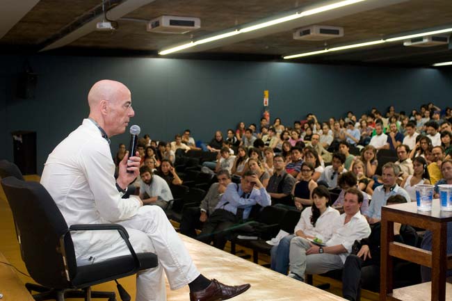 Jacques Herzog refuta críticas de alunos da FAU