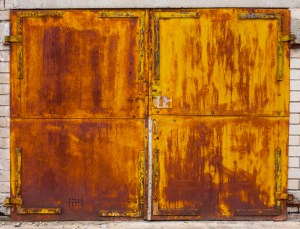 Portas de garagens abandonadas na Lituânia ganham ensaio fotográfico