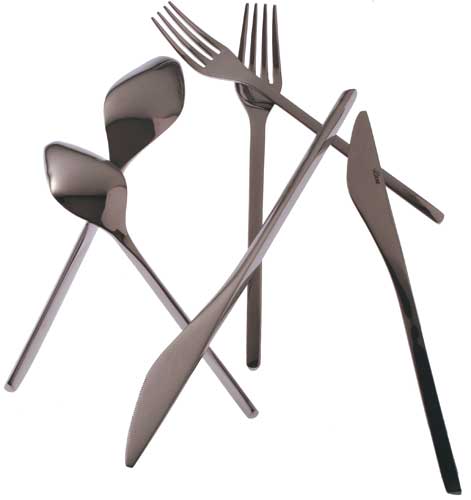 Desenhadas por Arthur Casas, as pe&ccedil;as do faqueiro imitam a geometria da cabe...