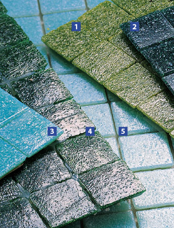 1. Modelo americano Vidrotex, de 2 x 2 cm. Na Mosaiclean. 2. Pastilha ch...