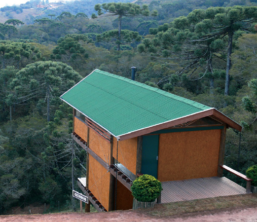 Voltada para a mata de arauc&aacute;rias, a casa se confunde com a paisagem. Na cob...
