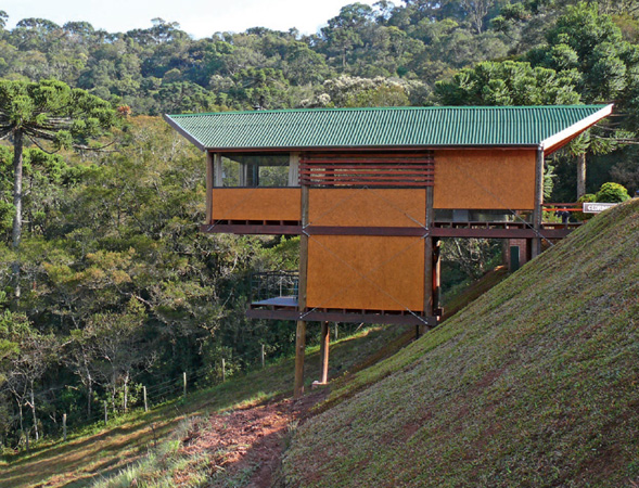 A vista lateral da casa permite observar a inclina&ccedil;&atilde;o acentuada do terreno ...
