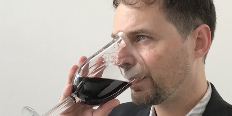 Designer cria taça perfeita para extrair todo o sabor do vinho