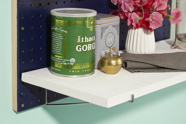 Como usar um pegboard em um espa&ccedil;o para o cafezinho