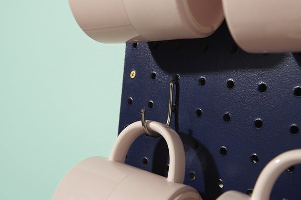 Como usar um pegboard em um espa&ccedil;o para o cafezinho