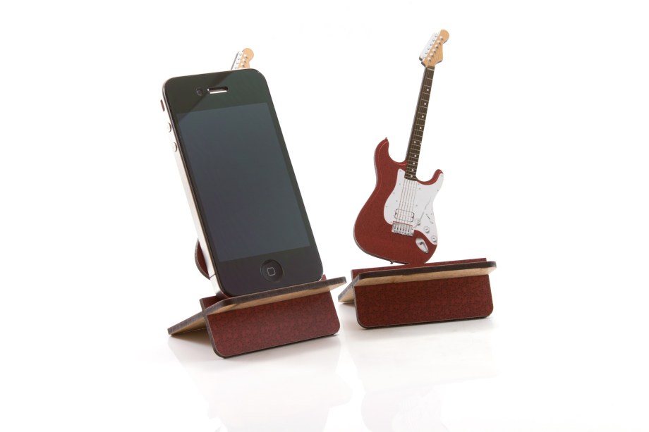 <span style="font-weight:400;">Porta celular, da <a href="https://www.liliwood.com.br/index.php/det/2302/celular-guitarra-Porta-Celular-Guitarra">Printas</a>. R$ 22,00.</span>