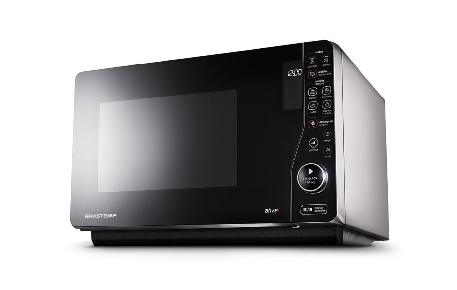 Micro-ondas Maxi, com grill e capacidade para 23 litros. Vale R$ 779 na Brastemp.