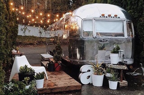 Trailer é transformado em casinha com estilo escandinavo