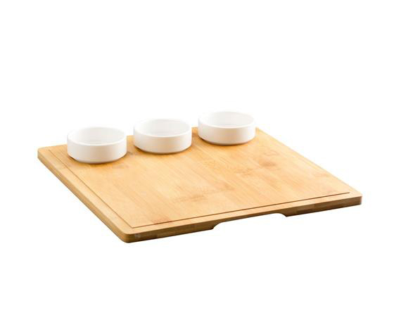 A petisqueira quadrada <a href="https://www.gotoshop.com.br/UtilidadesDomesticas/AcessorioseUtensilios/Petisqueiras/petisqueira-quadrada-kenya-com-bowls-de-porcelana-29cm-bambu-11491316.html?utm_source=sites&utm_medium=matéria_CC&utm_campaign=produtos&utm_content=201806">Kenya</a>, com bowls de porcelana, custa R$ 149.