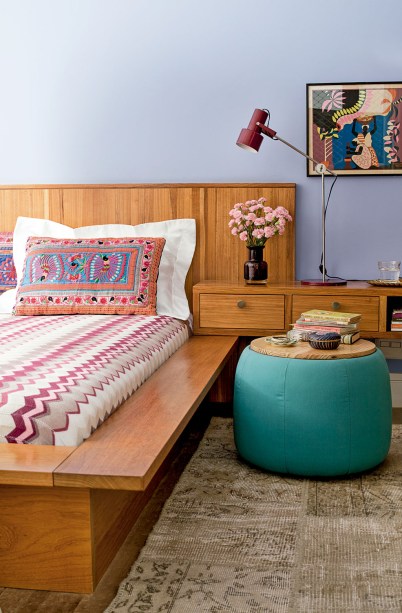 Quarto com projeto de Cristine Laminski, com cama e pufe Balaio.