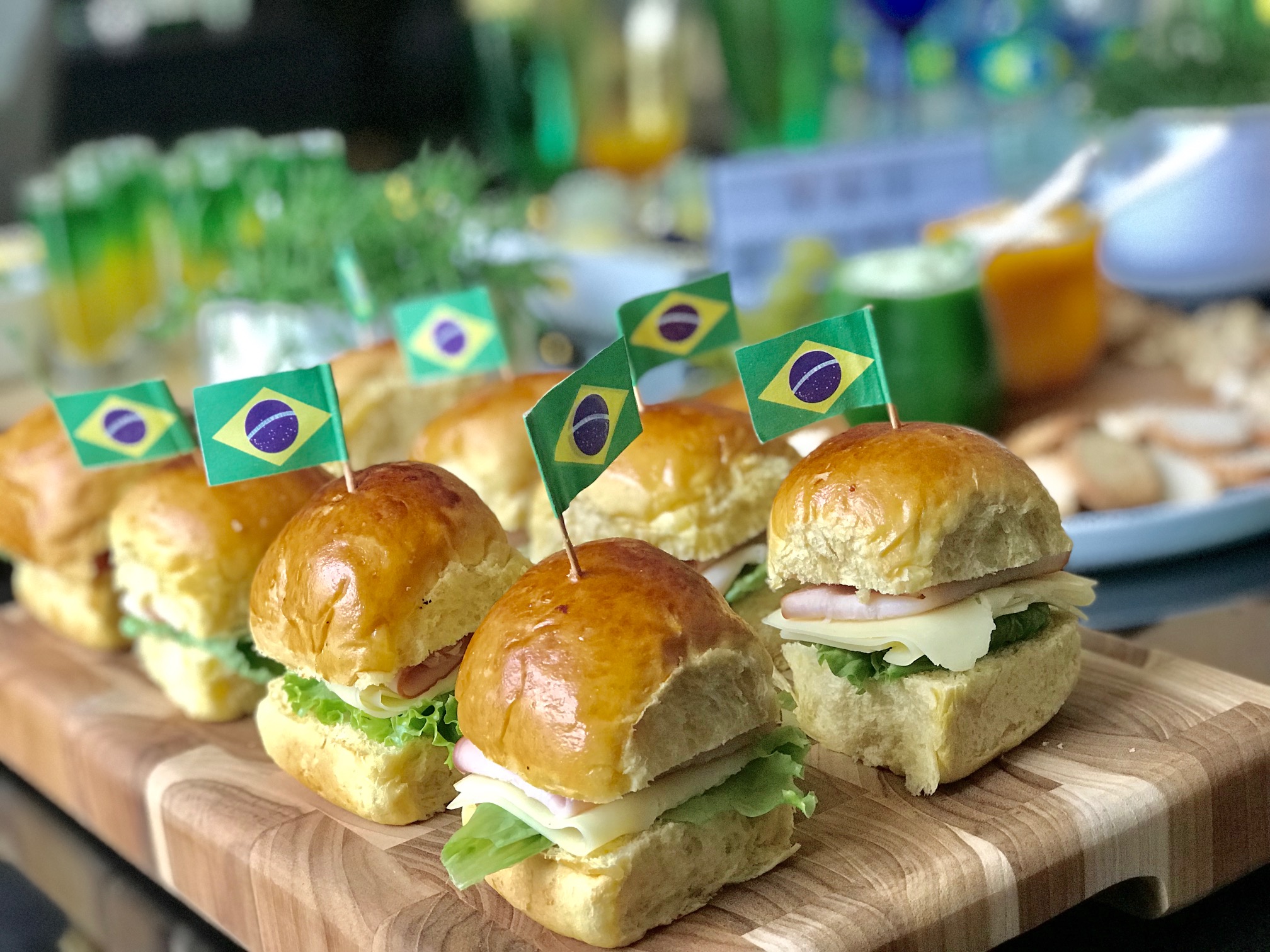 Giselle Martos, do blog Lar Doce Casa, montou uma mesa tem&aacute;tica e indica o que n&atilde;o pode faltar na hora de comemorar com amigos e fam&iacute;lia