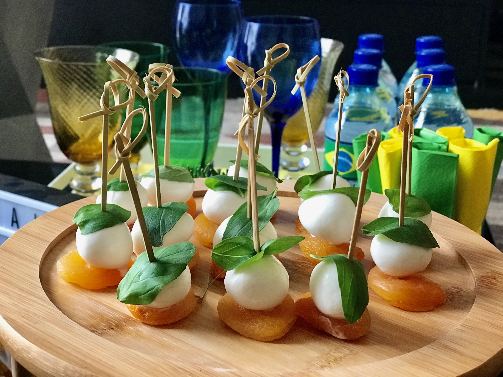 Giselle Martos, do blog Lar Doce Casa, montou uma mesa tem&aacute;tica e indica o que n&atilde;o pode faltar na hora de comemorar com amigos e fam&iacute;lia