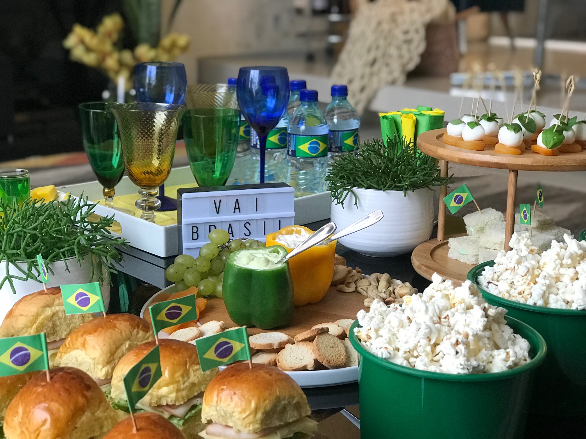 Giselle Martos, do blog Lar Doce Casa, montou uma mesa tem&aacute;tica e indica o que n&atilde;o pode faltar na hora de comemorar com amigos e fam&iacute;lia