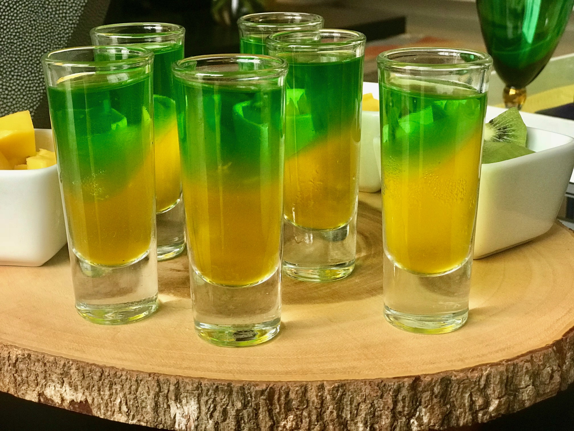 Giselle Martos, do blog Lar Doce Casa, montou uma mesa tem&aacute;tica e indica o que n&atilde;o pode faltar na hora de comemorar com amigos e fam&iacute;lia