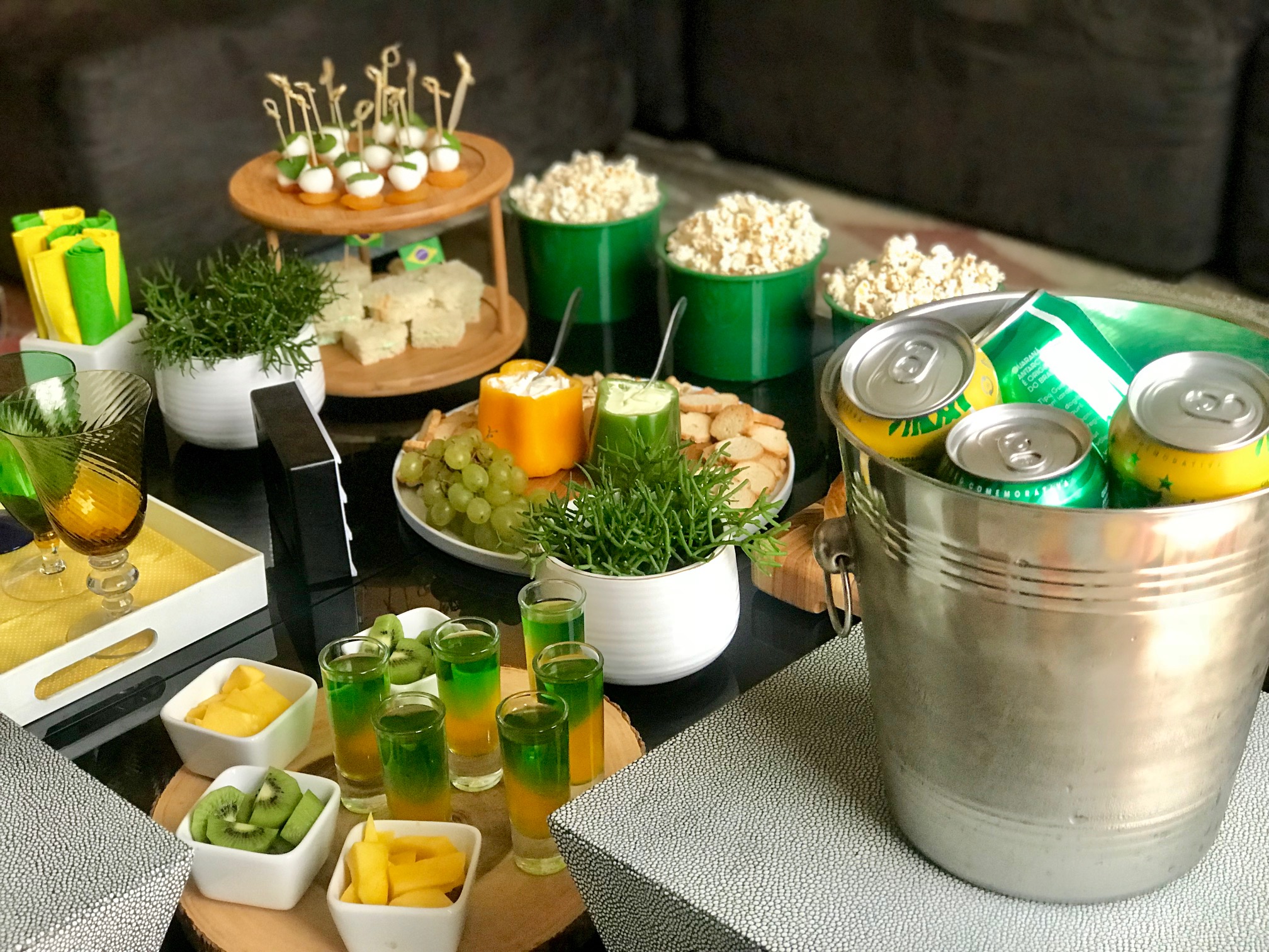 Giselle Martos, do blog Lar Doce Casa, montou uma mesa tem&aacute;tica e indica o que n&atilde;o pode faltar na hora de comemorar com amigos e fam&iacute;lia