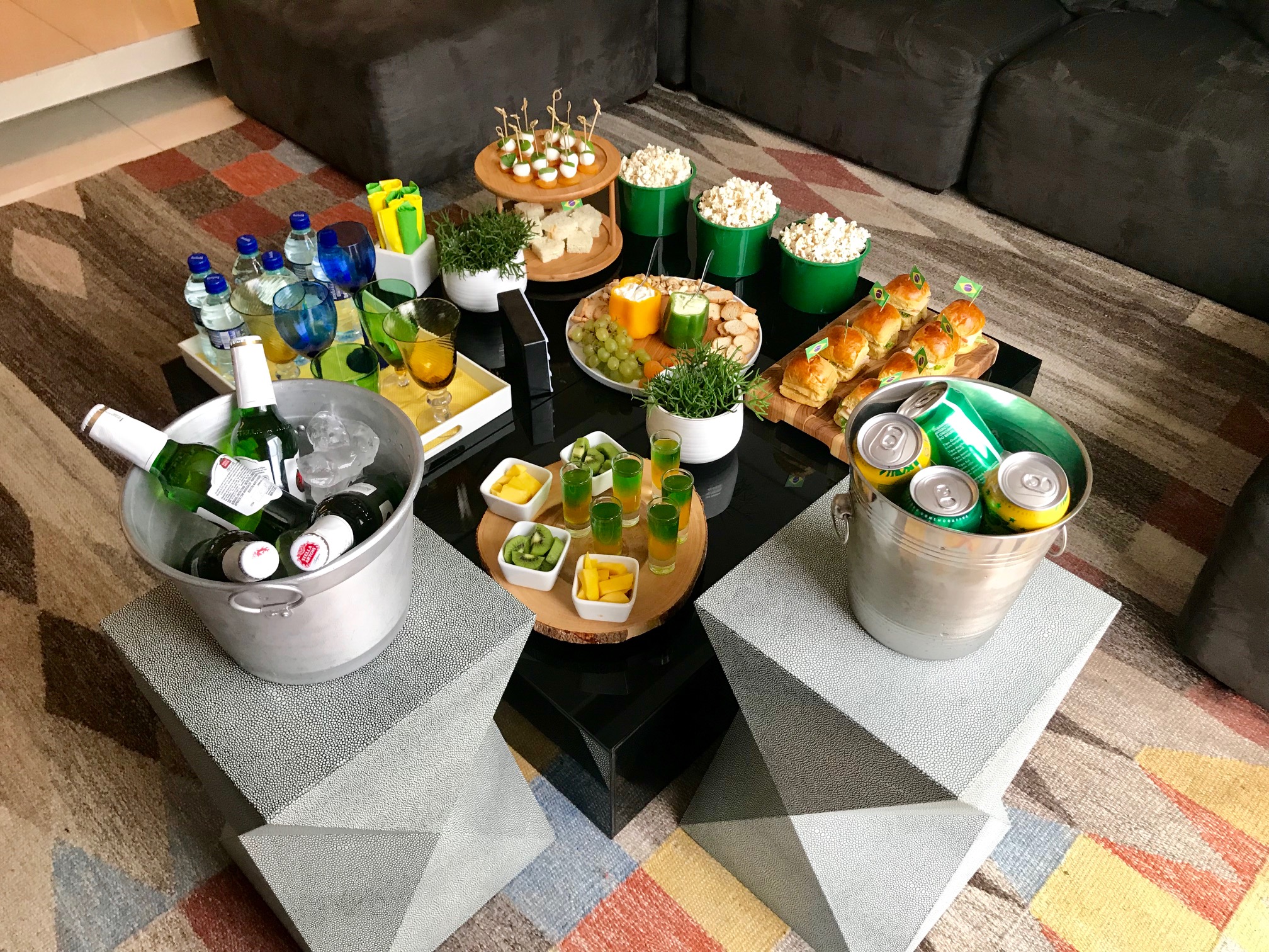 Giselle Martos, do blog Lar Doce Casa, montou uma mesa tem&aacute;tica e indica o que n&atilde;o pode faltar na hora de comemorar com amigos e fam&iacute;lia