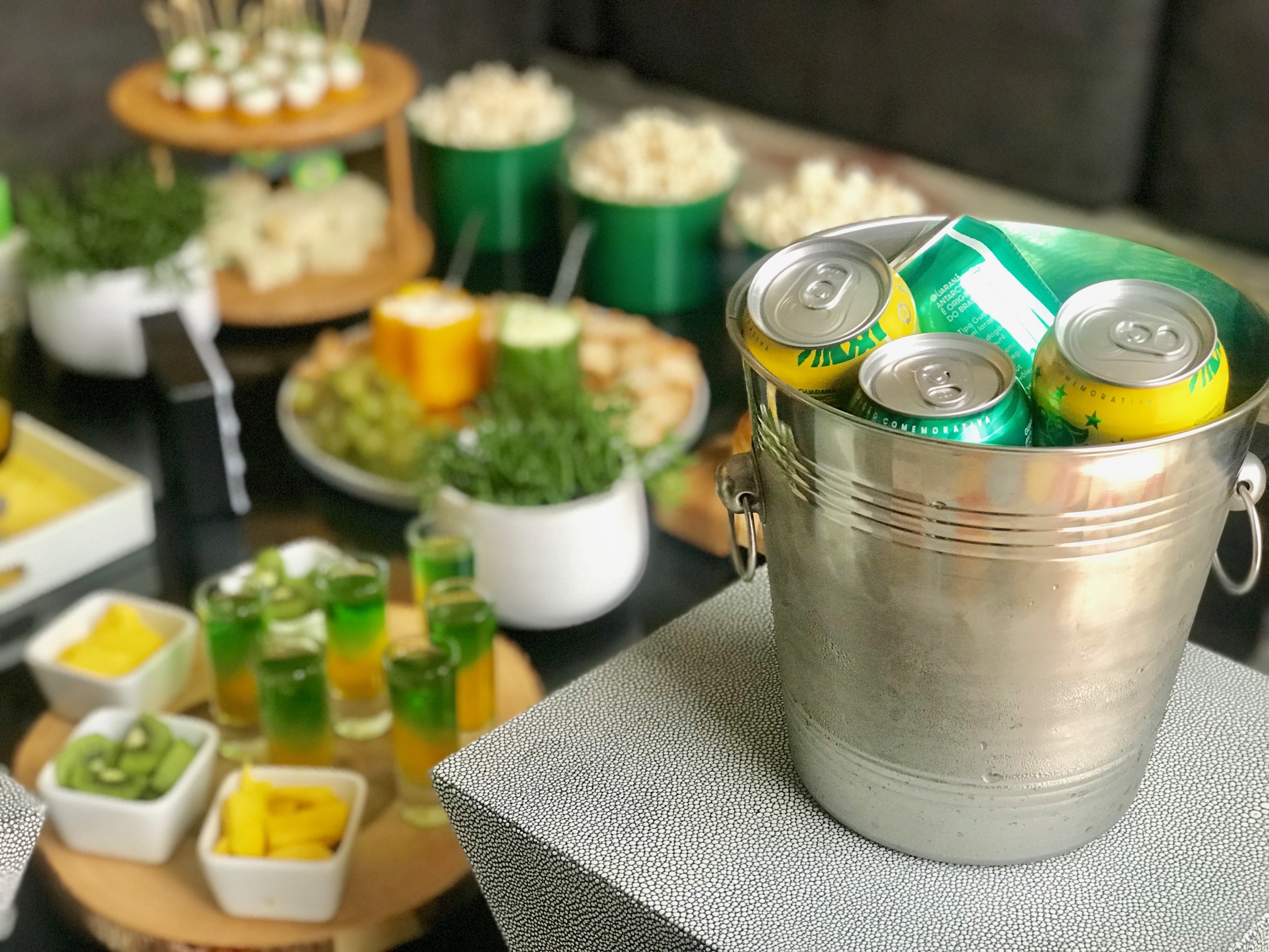 Giselle Martos, do blog Lar Doce Casa, montou uma mesa tem&aacute;tica e indica o que n&atilde;o pode faltar na hora de comemorar com amigos e fam&iacute;lia