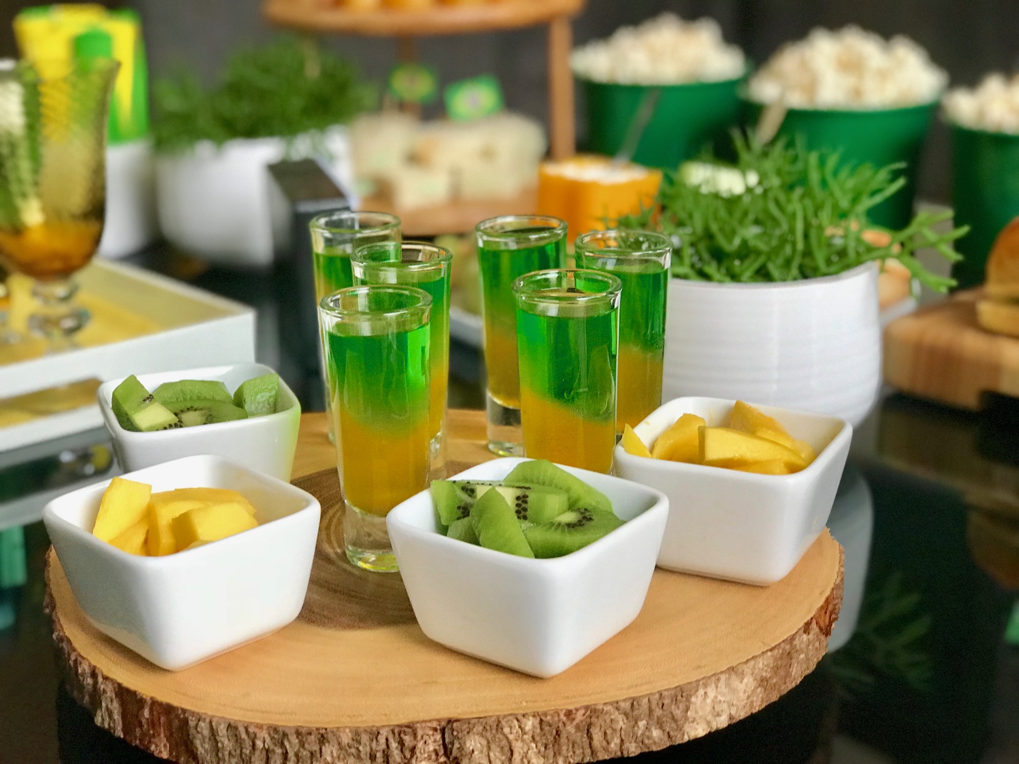 Giselle Martos, do blog Lar Doce Casa, montou uma mesa tem&aacute;tica e indica o que n&atilde;o pode faltar na hora de comemorar com amigos e fam&iacute;lia