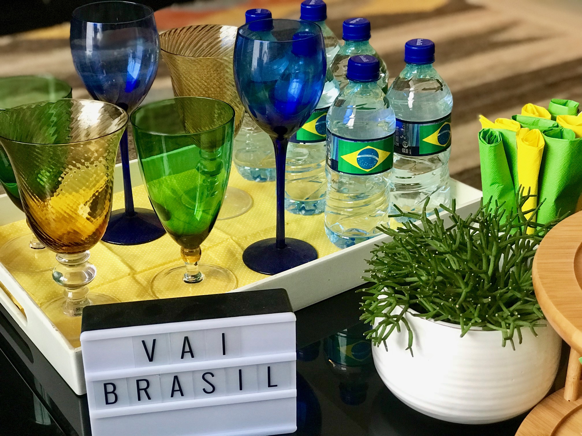 Giselle Martos, do blog Lar Doce Casa, montou uma mesa tem&aacute;tica e indica o que n&atilde;o pode faltar na hora de comemorar com amigos e fam&iacute;lia