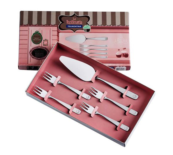 O conjunto para bolo <a href="https://www.gotoshop.com.br/UtilidadesDomesticas/SobremesaChaeCafe/Jogosparasobremesa/Conjunto-para-Bolo-Inox-Tramontina-La-Pasticceria-66958620-5-Pecas-1947809.html?utm_source=sites&utm_medium=matéria_CC&utm_campaign=produtos&utm_content=201806">La Pasticceria</a> 66958620, em inox e com 5 peças, custa R$ 37,15.