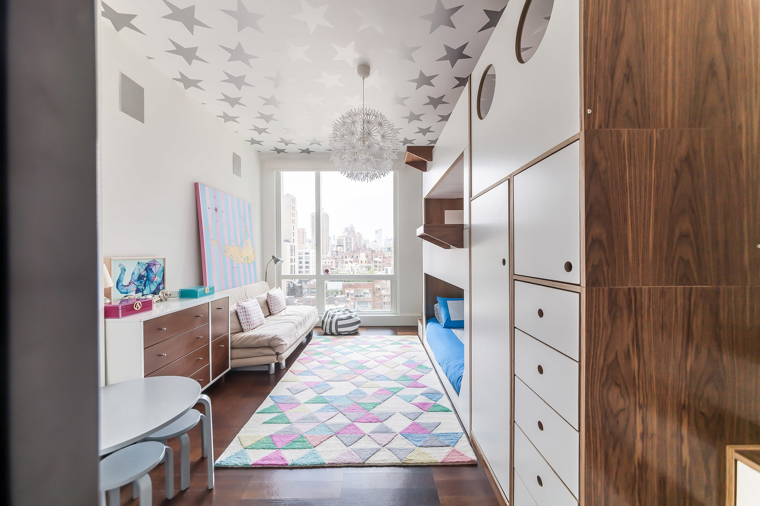 quarto com treliche, tapete colorido e estrelas no teto