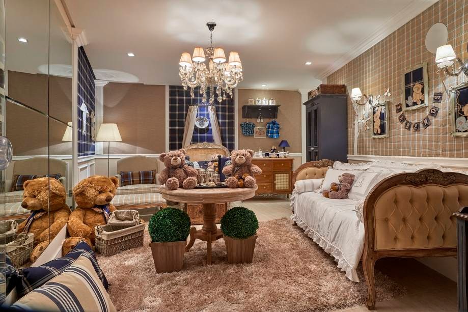 O Quarto da Menina traz uma decora&ccedil;&atilde;o proven&ccedil;al, que fica ainda mais graciosa com flores, quadros e pinturas que completam as paredes. Tijolinhos geram um contraponto delicado com os m&oacute;veis espelhados e detalhes cl&aacute;ssicos, como o ber&ccedil;o com acabamento em capiton&ecirc;. Quarto dos Beb&ecirc;s - Kika Rochefort. CASACOR Bras&iacute;lia.