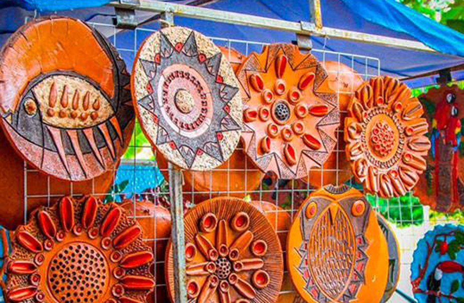 <strong>Feira do Cerrado (Goiânia, GO) -</strong> A maior feira de artesanato do Centro-Oeste é um ótimo lugar para aproveitar comidas típicas e comprar produtos de artistas locais. O visitante também curte apresentações musicais tradicionais da região. <strong>Quando:</strong> aos domingos. <strong>Horário:</strong> das 9h às 13h. <strong>Local:</strong> Parque da Criança; R. 72, s/n - Jardim Goiás.