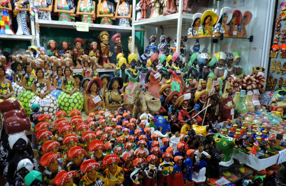 <strong>Feirinha de Artesanato da Pajuçara (Maceió, AL) -</strong> Na beira da praia, a feirinha da Pajuçara é referência quando o assunto é artesanato alagoano. Com a garantia de bons preços, o visitante encontra redes, panos de prato, roupas feitas em renda, bolsas de palha, bonecos de cerâmica e muito mais. <strong>Quando:</strong> todos os dias. <strong>Horário:</strong> das 10h às 22h. <strong>Local:</strong> Avenida Doutor Antônio Gouveia, 1447 – Pajuçara.