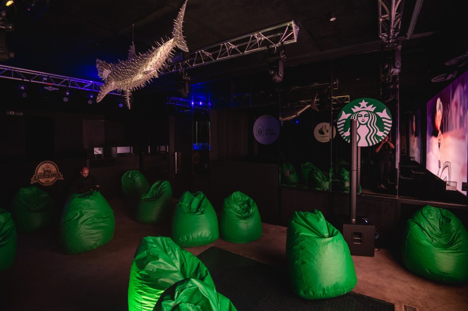 Espaço da casa do Dinho Diniz transformado em um cinema para a reprodução de curtas.