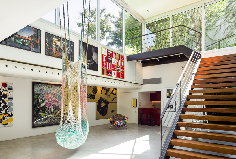 Galeria Oboé recebe luz natural que serve como elemento de introspecção