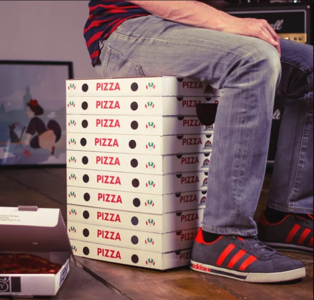 Um puff que imita caixas de pizza empilhadas. <span style="font-weight:400;">O melhor dos dois mundos! O item está esgotado na Firebox, mas você pode acompanhar as novidades e reposições de estoque <a href="https://www.firebox.com/gadgets/cool-gadgets/t473?page=1">aqui</a>.</span>