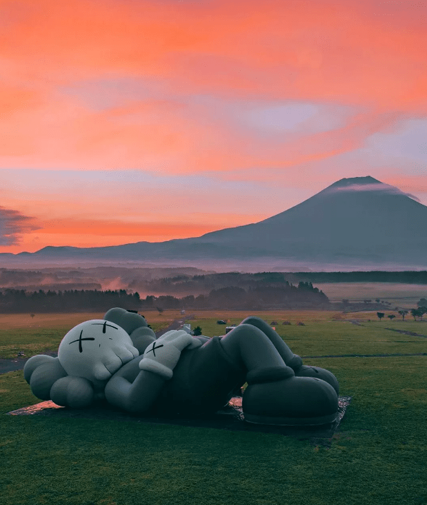 Kaws instala exposição intinerante no Monte Fuji, no Japão