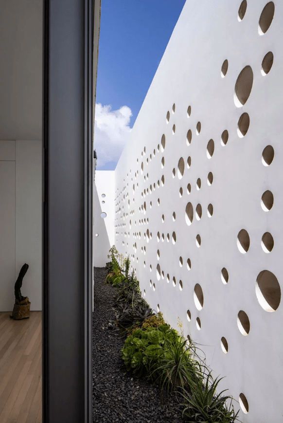 6-casa-em-Israel- com-fachada-de-concreto-perfurada