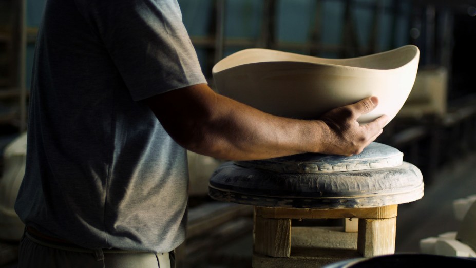 O principal desafio da fabricação da cuba de Ruy Ohtke, sem dúvida, era a espessura da borda. A cuba Ruy Ohtake by Roca ganhou o prêmio máximo de RED DOT Awards.