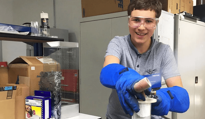 Jovem vence feira de ciências do Google por remover microplásticos do mar