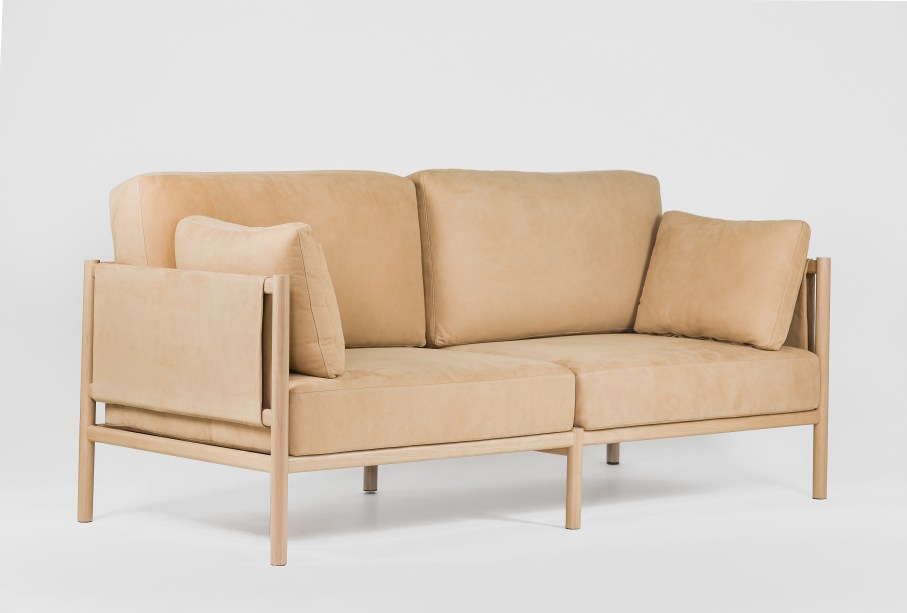 Lançado na MADE, o sofá Valle integra a coleção Roda-Viva da designer Stephanie Andrade. A peça é composta por madeira tauari e camurça, além do sofá a coleção também tem três banquetas, um banquinho e um banco.