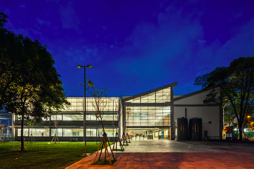 2-andrade-morettin-arquitetos-reaproveita-galpões-industriais-em-escola