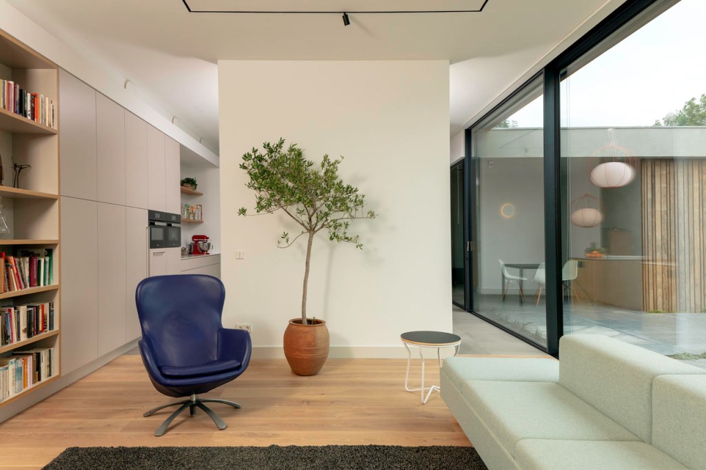 Bangalô ecológico na Holanda devolve energia à sua fonte