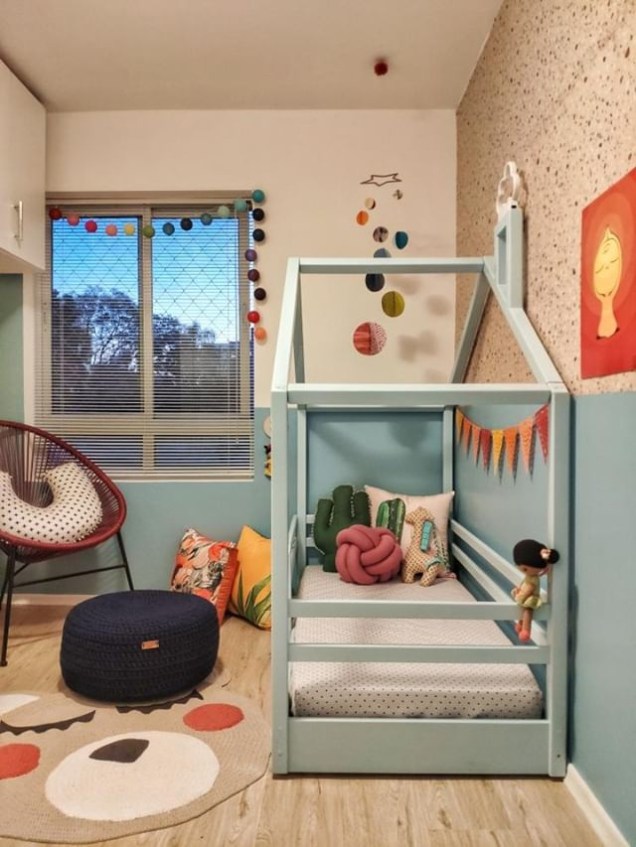 O quarto infantil estilo montessoriano do @nossoapealugado é lindo e cheio de cores. Além disso, permite, com segurança, o desenvolvimento da autonomia e da liberdade da criança.