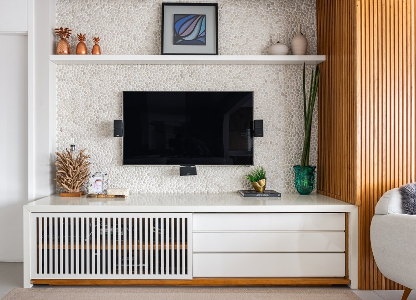 O projeto conta com alguns pontos sustentáveis, como a iluminação inteira em LED, automação para poder apagar todas as luzes, TV e ar condicionado ao mesmo tempo, sendo este último do tipo que inverte (economizando energia). O projeto conta com alguns pontos sustentáveis, como a iluminação inteira em LED, automação para poder apagar todas as luzes, TV e ar condicionado ao mesmo tempo, sendo este último do tipo que inverte (economizando energia).