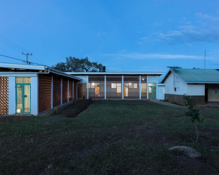 8HKS-kachumbala-maternity-unit-uganda-designboom-02-768×614 (1)