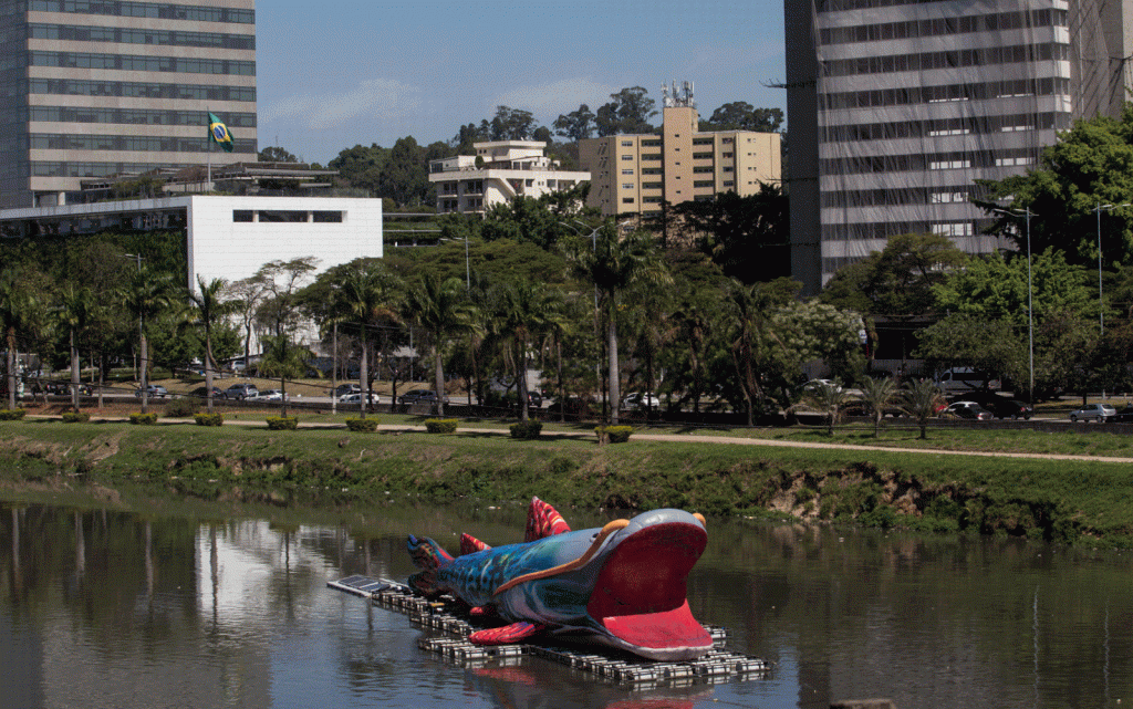 Escultura móvel no Rio Tietê busca a reflexão sobre a poluição