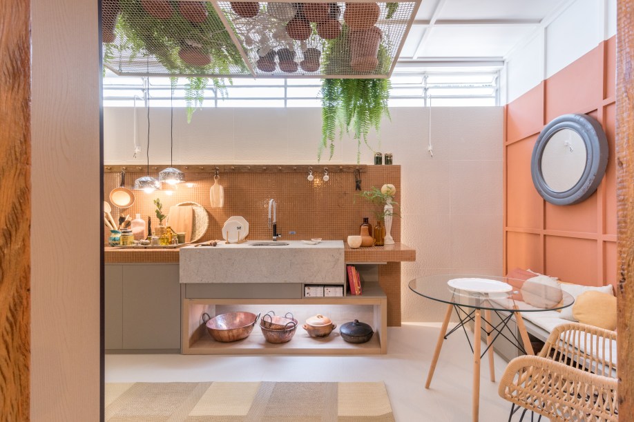 Espaço Gourmet – Thaisa Camargo. Inspirado no conceito dinamarquês “hygge”, o ambiente de 15 m² contempla cozinha e lounge, que priorizam o conforto, convivência e bem-estar dos amigos e familiares. O mix de materiais, cores e texturas encontram-se em perfeita harmonia e acolhimento no ambiente, pensado para criar essa ideia de viver num clima de fazenda, mas aliado modernidade da cidade.