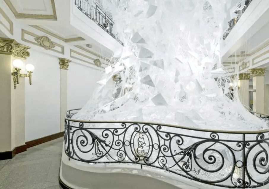 As linhas vermelhas e obras de papel de Chiharu Shiota invadem o CCBB