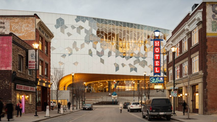 Calgary New Central Library, Canada, por Snøhetta and Dialog – A Calgary New Central Libray, do estúdio local Dialog and Snøhetta, é um edifício público com um exterior cristalino e um átrio envolto por ripas de madeira. A estrutura está situada no coração do crescente centro cultural do centro, que inclui galerias, teatros e o Centro Nacional de Música da Allied Works.