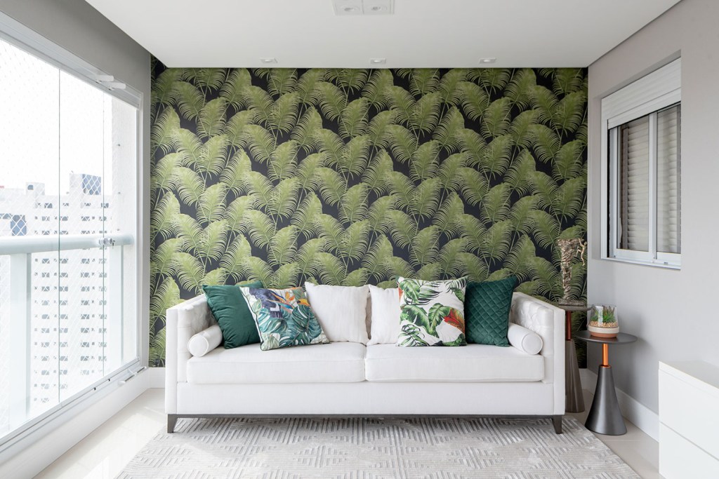 Papéis de parede quebram sobriedade de tons claros em apê