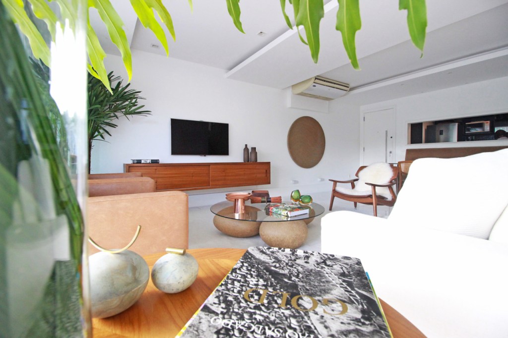 Parede viva e luz natural abundante garantem conforto em apê do RJ