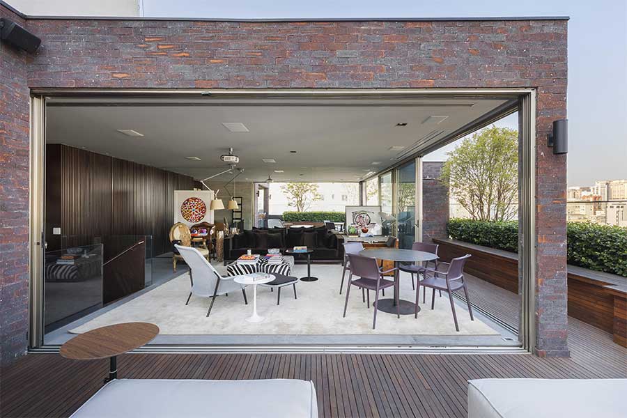 Cobertura mescla peças antigas e déco com arte e design contemporâneos