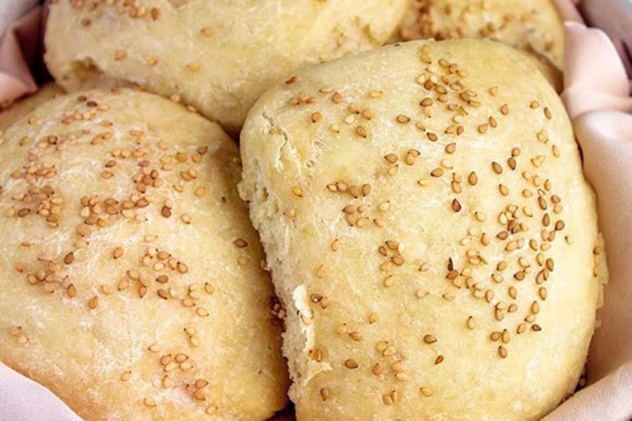 Pãodemia: veja a receita de um pão fofinho com gergelim