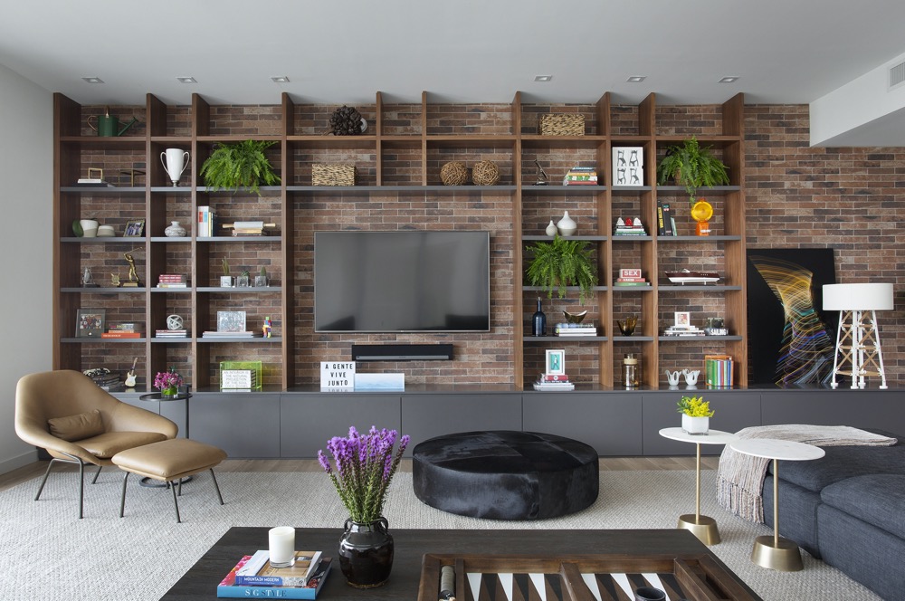 Tijolinhos e madeira se destacam neste apartamento industrial-chique